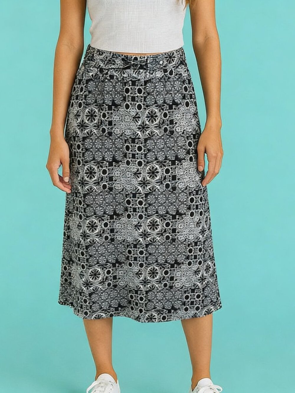 New:no tags Black/White Women's Skirt13 waist 29 long Brand: Robert Louis,